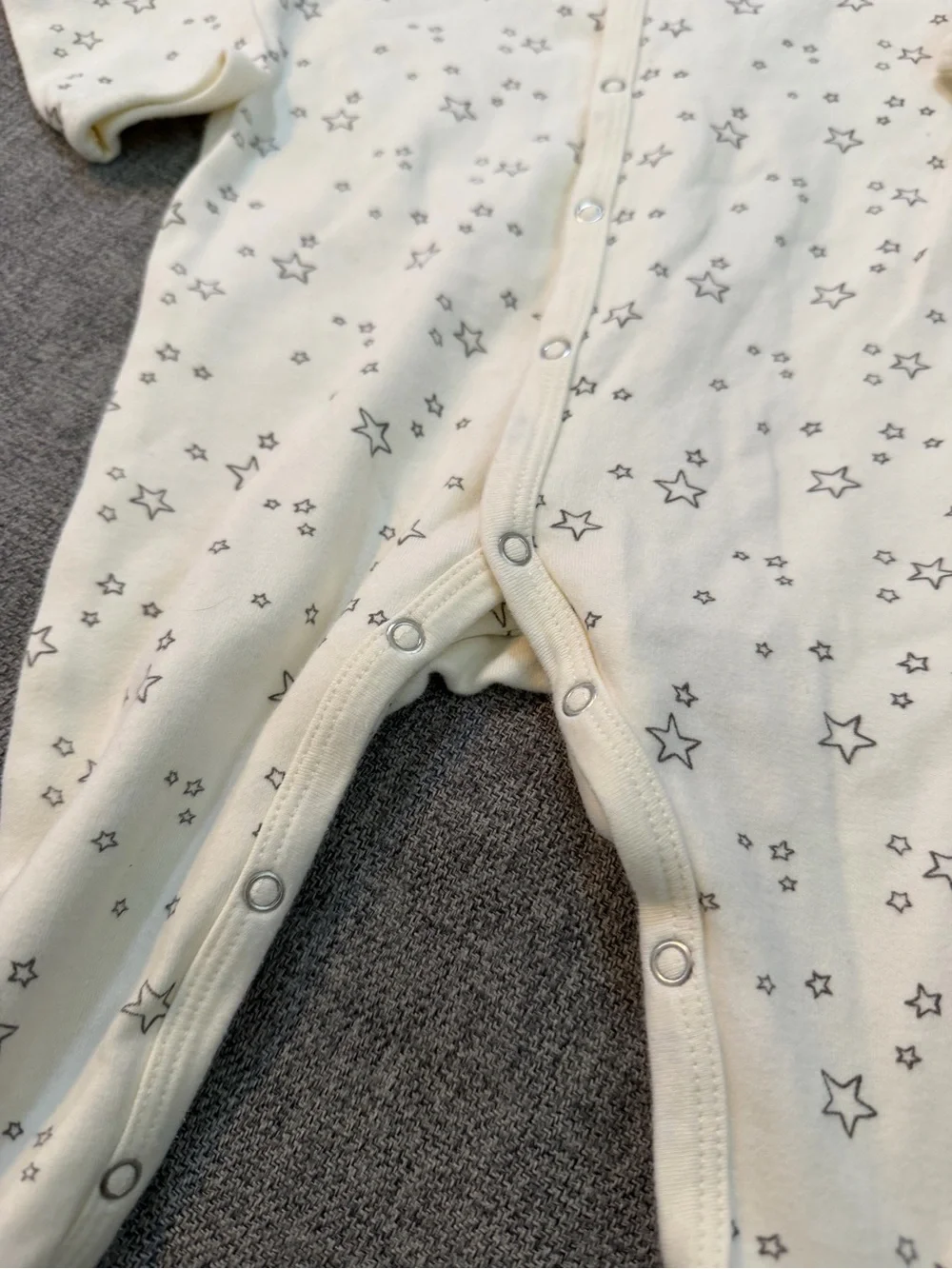 Q by Quincy Mae Cream Star-Print Footed One-Piece Organic Cotton 18-24m EUC snap